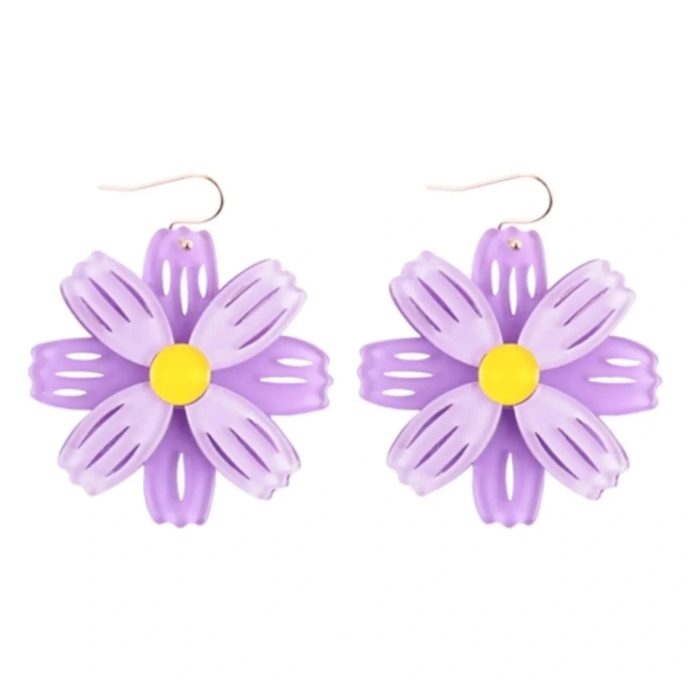 NWT Adorable Lavender Acrylic Daisy Flower Pierced Dangle Earrings!